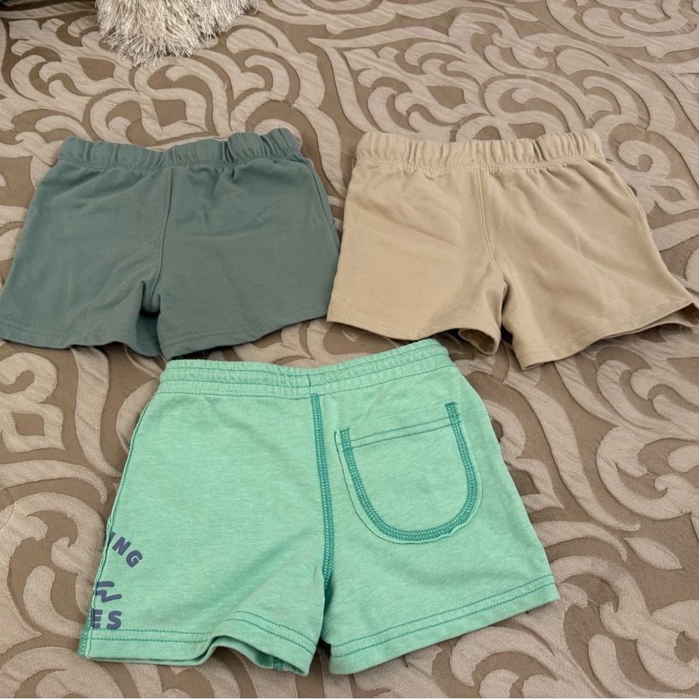 Carters boy shorts lot of 3 …size 4T - Picture 2 of 3